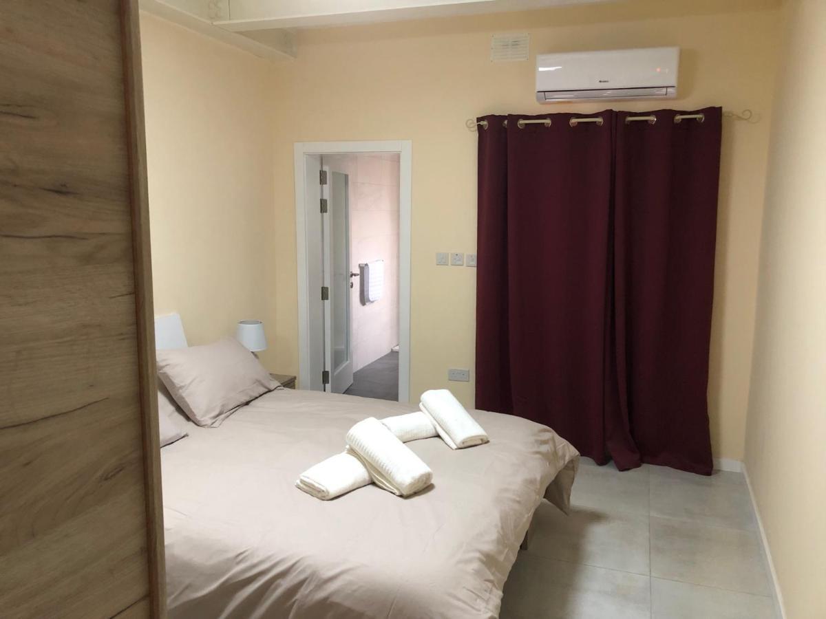 The Sea Across The Road - Flat 4 Apartment St. Paul's Bay Bagian luar foto